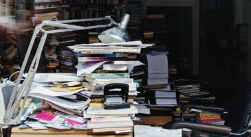 Vous n'êtes pas bordélique, vous pratiquez juste le "cluttercore", la tendance qui rend le désordre ultra-cool