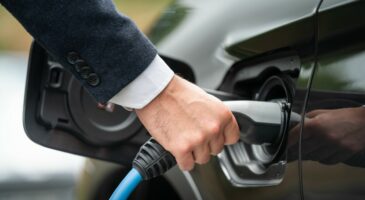 Voiture électrique : à quelle fréquence faut-il l'entretenir ?