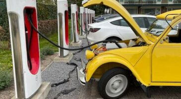 Une Citroën 2CV branchée sur... un Superchargeur Tesla !