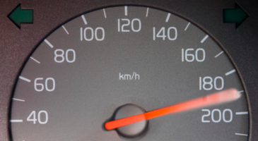 Flashé à 200 km/h, il voulait arriver à l'heure du gâteau !