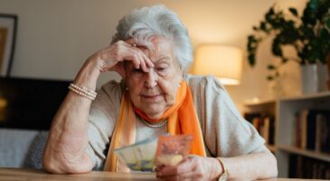 Veuve à la retraite : à quelles aides a-t-elle droit en 2026 ?