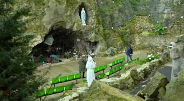 “Les gens prennent ça pour la vraie grotte” : une copie de la grotte de Lourdes en Normandie trompe même les fidèles