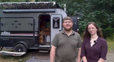 Ils vivent dans 9 mètres carrés et amènent avec eux 6 motos : la maison est totalement autonome en énergie