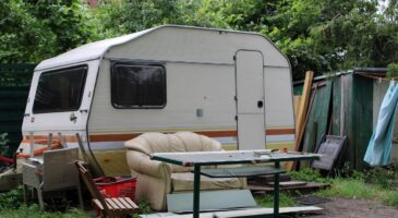 Caravane au fond du jardin : il pensait pouvoir y héberger son fils, 4 mois plus tard la mairie lui écrit