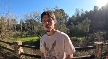 Iker, 22 ans, a tout quitté pour vivre en autosuffisance dans un village isolé : "en ville, tout est fait pour vous rendre dépendant, pratiquement esclave, obligé de tout acheter"