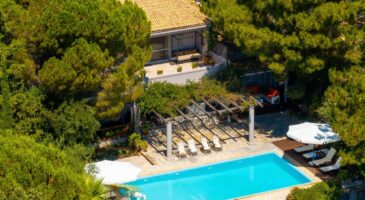 Elle vit dans une villa de luxe avec piscine en Grèce mais se déclare sans domicile fixe