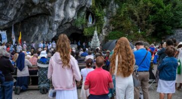 "C'est honteux, on exploite les gens qui croient en Dieu" : une chambre à 2 300 euros pour voir le pape à Lourdes ? La colère des fidèles face aux tarifs des hôtels