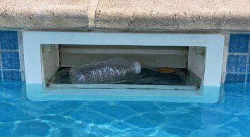 Mettre une bouteille en plastique dans votre skimmer de piscine dès aujourd'hui : à quoi cela sert-il selon les piscinistes ?