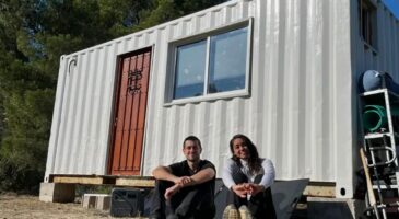 Emilio et Andrea vivent dans un conteneur maritime : "Dépenser toutes nos économies pour un acompte sur un appartement, pour ensuite passer 30 ou 40 ans à rembourser un prêt immobilier, nous a vraiment découragés"