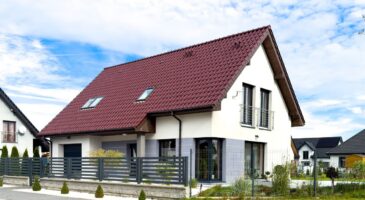 Sa cloture dépasse de 30 cm chez le voisin, elle perd sa maison : "Des agents immobiliers ont mis ma maison en vente pour 693 000 € afin que je puisse payer les frais de justice"