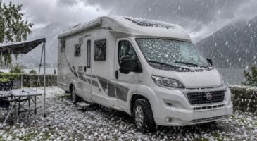 Son camping-car détruit par un orage de grêle pendant ses vacances : “J’ai dû dormir dans une casse-auto avec ma fille de 9 ans”