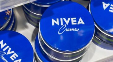 Nivea : « J’ai mélangé la crème bleue à du jaune d’œuf et ma peau n’a jamais été aussi ferme et lisse »