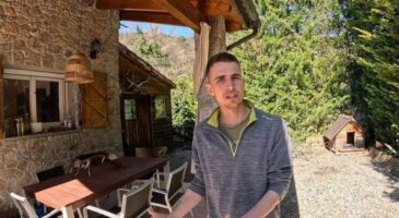 Arnau, 24 ans, a tout quitté pour vivre seul en autosuffisance dans un petit village : "J’ai appris à chasser et je cultive mes légumes dans la serre que j’ai construite"