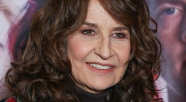 "Riche en produits actifs mais pas cher" : Valérie Lemercier, 62 ans, est accro à ce "bon vieux" sérum Estée Lauder pour lutter contre les rides et les signes de l’âge