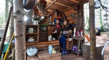Mathew et Laurene ont tout quitté pour vivre isolés dans une cabane en bois : "On ne paie plus que 30 euros par mois en factures"
