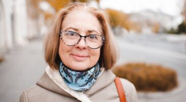 Marie-José, 64 ans, est devenue auto-entrepreneuse à la retraite pour compléter sa pension : "Je ne veux pas dépasser 1 000 euros par mois. C'est mon repère. Je ne travaille pas pour l'État"