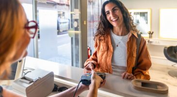 La psychologie suggère que les personnes qui disent toujours bonjour en entrant dans un magasin ne le font pas par politesse mais parce qu'elles recherchent un lien avec leur environnement