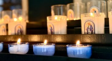 “La vente de cierges plus onéreux” : à Lourdes, combien coûte vraiment un cierge ?