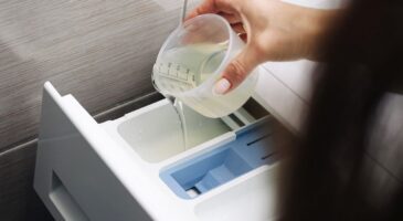 Deux expertes en entretien du linge s'accordent à dire : "Une alternative naturelle à l'adoucissant pour laver les draps consiste à utiliser du vinaigre blanc et du bicarbonate de soude"