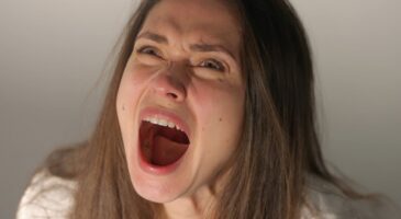 Les spécialistes en psychologie s'accordent à dire : "Ceux qui pleurent lorsqu'ils sont en colère ne confondent pas leurs émotions, mais expriment ce qu'ils ne parvenaient pas à manifester durant leur enfance"