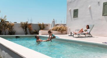 Les experts en piscines sont unanimes : "Les piscines évoluent ; il ne suffit plus d'un simple lieu pour se rafraîchir : on recherche désormais des designs naturels, intégrés à l'architecture, dans des tons sable ou gris clair"