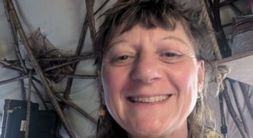 Jessica, 55 ans, a tout quitté pour vivre dans une tente aménagée : «  Je ne dépense plus que 350 euros par mois pour mes courses et factures »