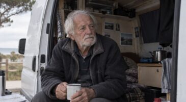 Joan, un retraité de 80 ans ayant cotisé pendant 49 ans, doit vivre dans une camionnette car sa pension de 1 038 euros ne lui permet pas de payer le loyer