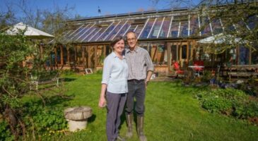 Helena et Simon, 61 ans, vivent dans une maison autosuffisante : "On ne paie plus de factures, et on n’a même plus besoin d’allumer le chauffage. On économise environ 2300 euros par an"