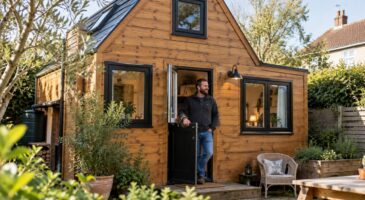 Chris, 40 ans, a construit une "mini-maison" dans le jardin de son ami : "ça me permet d’économiser 700 euros par mois"