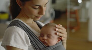 Anna, 24 ans, gagne jusqu’à 14 500 euros par mois comme nounou de nuit : "Les parents qui font appel à moi ne sont ni paresseux, ni désengagés et ne mettent pas en péril le lien avec leur bébé"