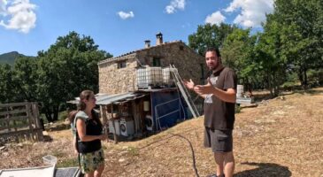 Sandra et José vivent avec leurs 4 enfants dans une ferme en pleine forêt : "Nous nous sommes autofinancés grâce à la société de programmation que nous avons créée. Nous avions même des employés et nous facturions bien, mais cela nous dévorait"