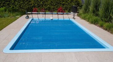 Karim a couvert sa piscine début septembre avec la même bâche qu'il utilise depuis des années, aujourd'hui il s'expose à 45 000 euros d'amende