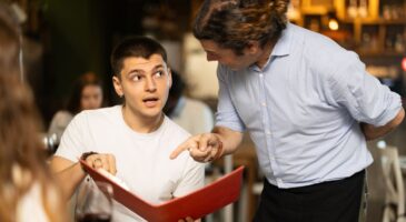 Selon la psychologie, les personnes qui regardent les prix avant de choisir au restaurant ne sont pas avares, mais reproduisent des règles apprises durant l'enfance