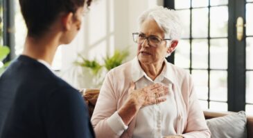 La psychologie suggère que les personnes nées entre 1940 et 1960 parlent trop parce qu'elles attendent depuis l'enfance d'avoir une voix.