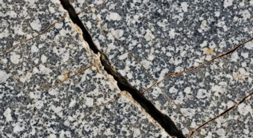 Il rebouche la fissure de sa dalle de terrasse en septembre avec ce qu’il avait sous la main : peu après, la fine fissure a éclaté en plusieurs morceaux visibles