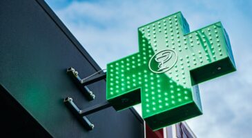 "Ma peau mature l’adore !" : cet élixir de nuit disponible en pharmacie atténue la profondeur des rides de 24 %