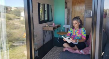 Silvia, retraitée de 64 ans, a construit une minuscule maison autosuffisante de 15m2 après son divorce : "C’est mon refuge énergétique"