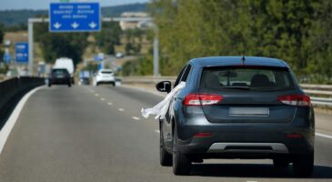Sortir un tissu blanc par la fenêtre d'une voiture en mouvement : qu'est-ce que ça signifie et pourquoi on le fait ?