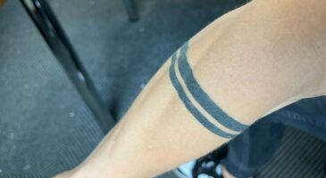 "Ce tatouage a une signification cachée" : pourquoi des personnes ont deux bandes noires tatouées sur le bras