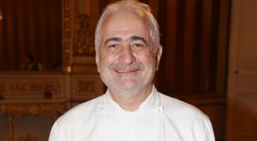 Guy Savoy, 73 ans, s’est installé dans une cabane en bois quasi-autonome : “J’ai des panneaux solaires pour l’éclairage et un poêle à bois pour l’eau chaude et la cuisine”