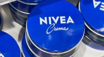Nivea : "J’ai mis la crème bleue à 3 € d’un côté du visage et le baume hydratant Rhode de l’autre et le résultat est exactement le même"