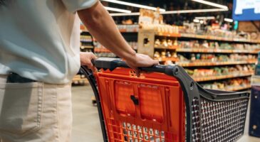 Ai-je le droit d'entrée dans un supermarché avec mon chariot à roulettes ?