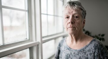 Atteinte d'un cancer, Martine, veuve de 67 ans, a loué son appartement par charité ; aujourd'hui, les squatteurs refusent de partir : "Je suis complètement brisée"
