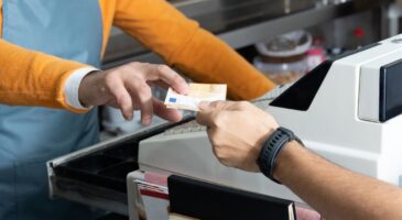 À 30 ans, cette caissière a détourné 40 000 euros grâce à la ruse des "sacs plastiques" : "Elle emportait l'argent à la fin de son service"