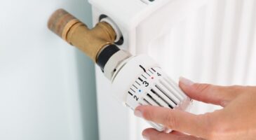 Comment préparer ses radiateurs pour l'hiver : quand les purger, comment les nettoyer et comment économiser sur le chauffage ?