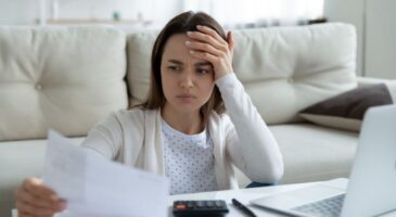 Sandrine, auxiliaire de vie à mi-temps, touche 640 euros par mois : “On a l’impression de quémander alors qu’on travaille. Et la prime d’activité, c’est pas grand-chose par rapport à ce qu’ils gagnent là-haut”