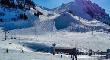 Avec 405 cm de neige par an en moyenne et son ambiance de petit village, cette station de ski française dans les Alpes est l'une des meilleures pour les familles cet hiver 2026