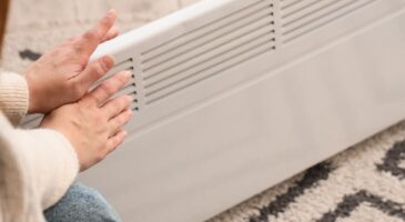 Laura, maman solo, vit avec son fils dans une passoire thermique : « Je suis obligée de lessiver les murs au moins une fois par mois »