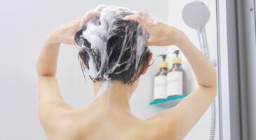 José Carlos Moreno, professeur en dermatologie : "Le shampoing ne provoque pas la chute des cheveux. On peut se laver les cheveux tous les jours avec un shampoing adapté. Les cheveux qui tombent au lavage tomberaient aussi au brossage"