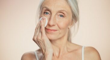 Lena, pharmacienne, à propos de l'étape du nettoyage après 60 ans : "Plus votre nettoyant est puissant, moins vous devez vous laver la peau longtemps"
